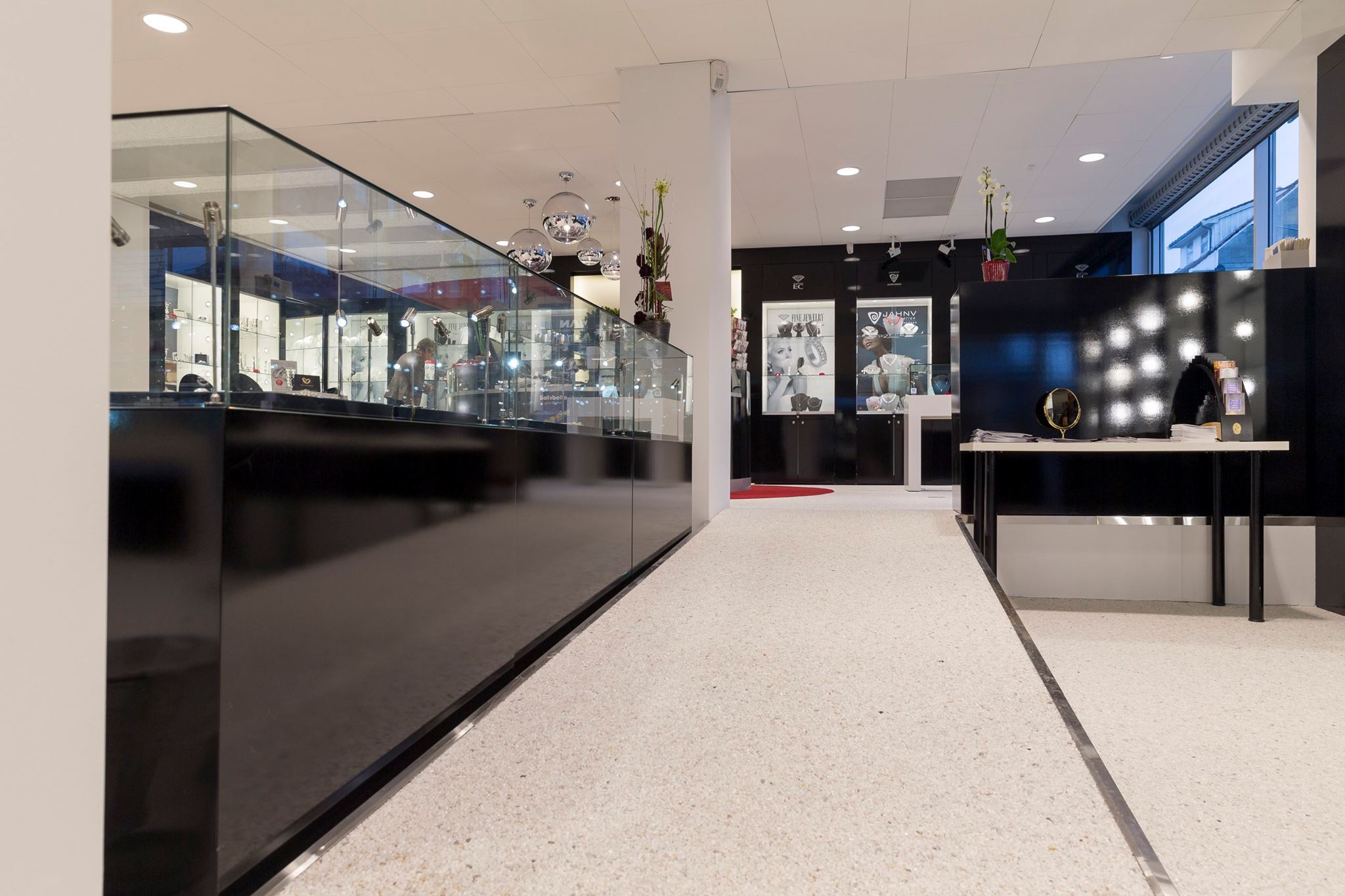 Gullsmedbutikk med lyst steinteppe med marmor i gulvet