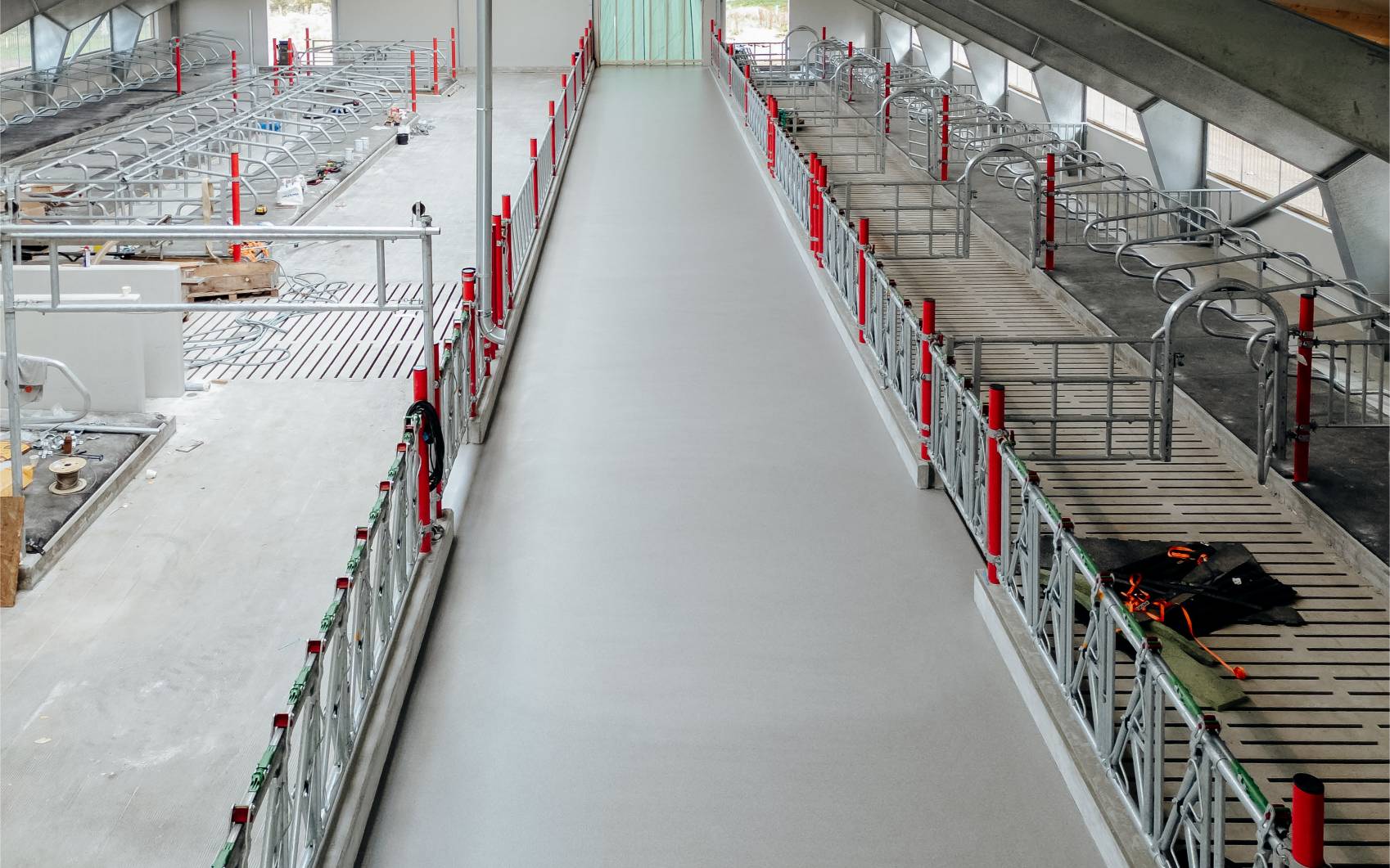 Forgang i fjøs sett ovenfra, epoxy-/akrylgulv mellom liggebåser på begge sider