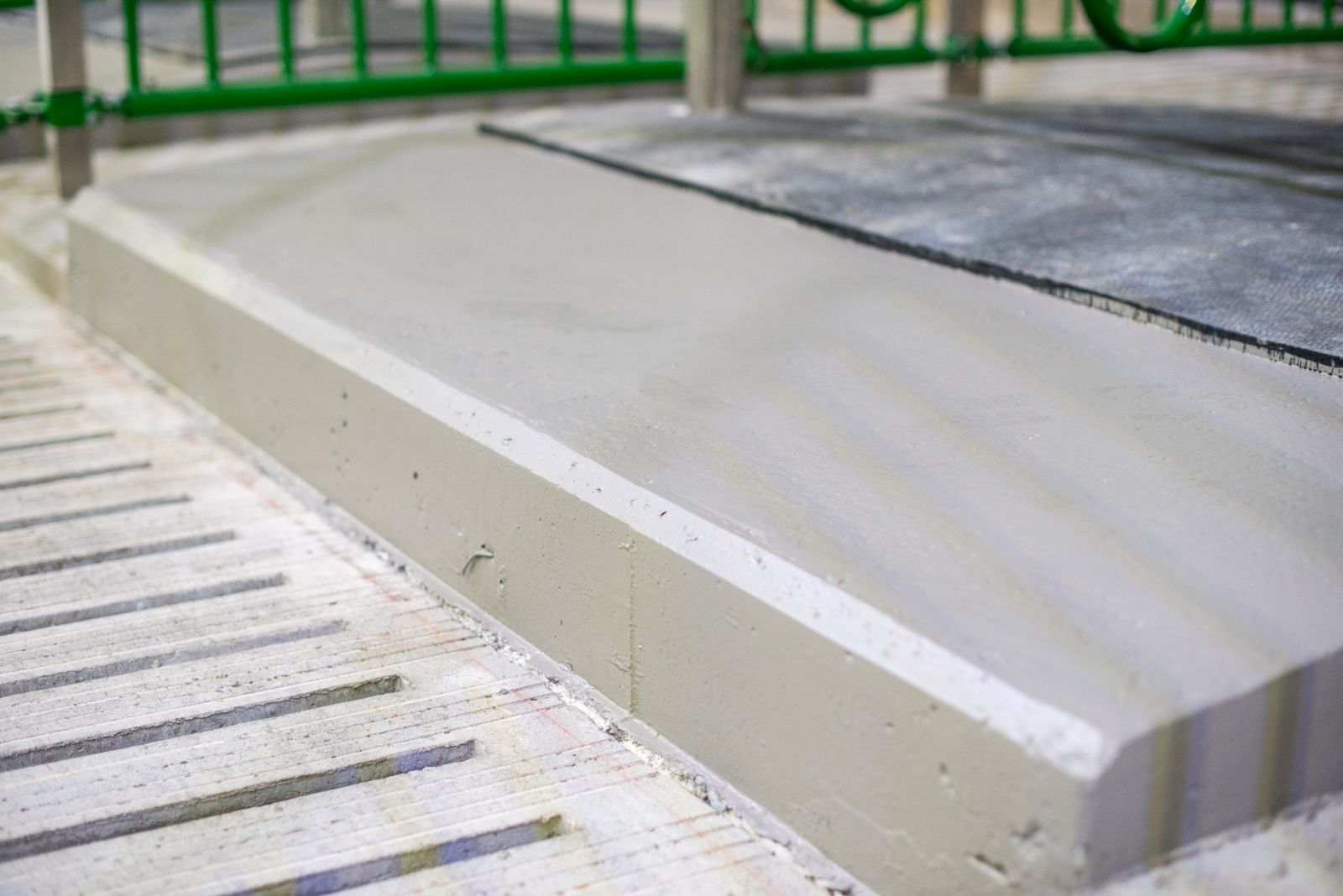 Detalj av malt, tett betongkant mot spaltegulv