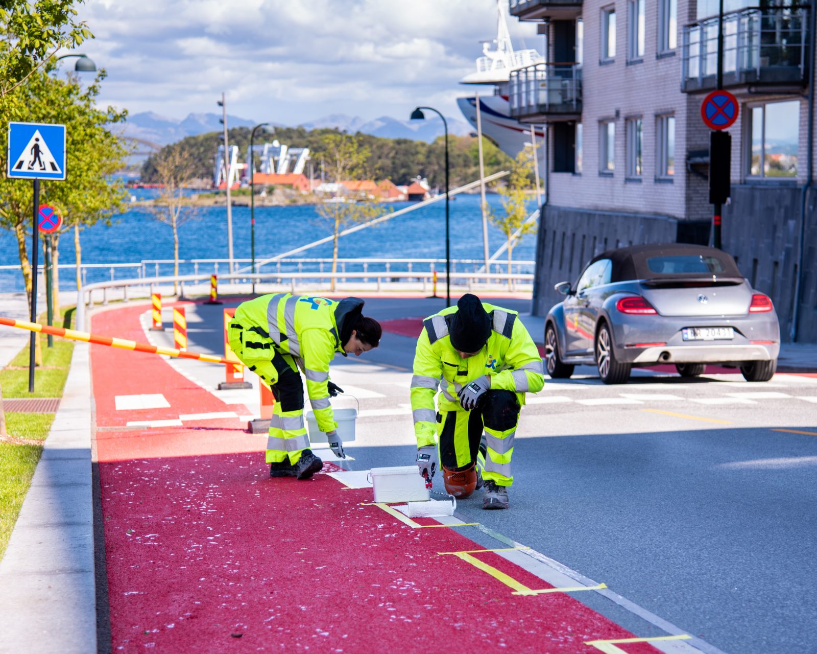 Skolegård sett ovenfra med fargerik aktivitetsflate, ballbinge og lekeområde i flere farger